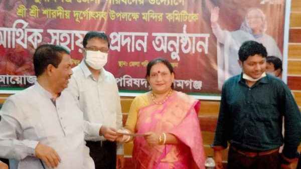 সুনামগঞ্জের ২৩টি পূজা মন্ডপে জেলা পারিষদের আর্থিক অনুদানের চেক প্রদান - Sunamganj Journal