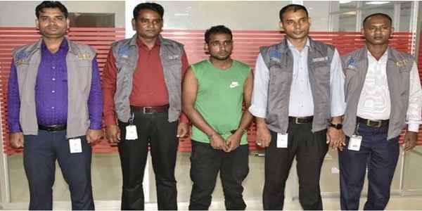 নারায়ন হত্যা, প্রধান আসামী রাজু শীলকে ঢাকা থেকে চাঁদপুরে নিয়ে আসা হচ্ছে - Sunamganj Journal