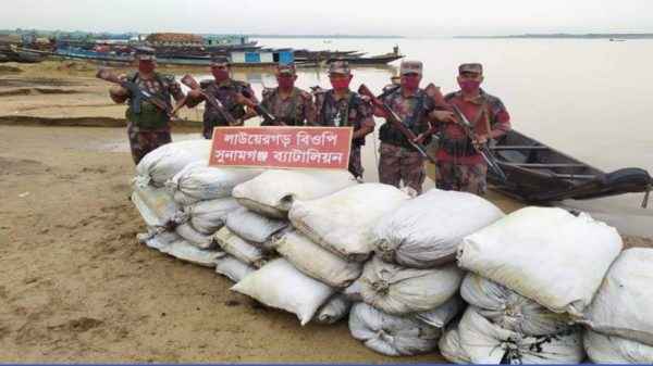 সীমান্তে ২ লাখ টাকার ভারতীয় কয়লা, মদ ও বারকী নৌকা আটক - Sunamganj Journal