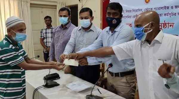 দোয়ারাবাজারে দুরারোগ্য রোগীদের মধ্যে ৯ লক্ষ টাকার চেক বিতরণ - Sunamganj Journal