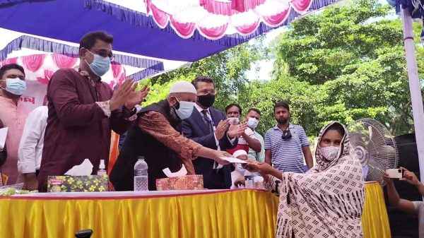যত্ন প্রকল্পের উপকারভোগীদের মাঝে ক্যাশ কার্ড বিতরণ করলেন ডেপুটি স্পিকার - Sunamganj Journal