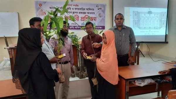 তাহিরপুরে কৃষান-কৃষাণীদের মাঝে গাছের চারা ও বীজ বিতরণ - Sunamganj Journal