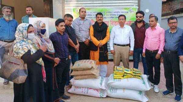 তাহিরপুরে ৪ হাজার ৬'শ কৃষকের মাঝে হাইব্রিড বীজ ও সার বিতরণ - Sunamganj Journal