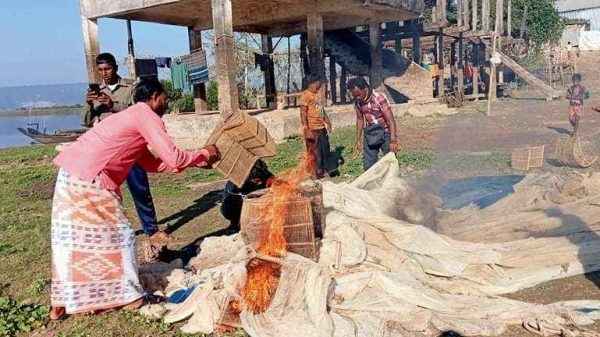 টাঙ্গুয়ার হাওরে নিষিদ্ধ কোনাজাল আটকের পর আগুনে পুড়ে ধ্বংস - Sunamganj Journal