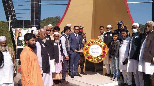 দোয়ারাবাজারে হকনগর শহীদ স্মৃতিসৌধে পুষ্পস্তবক অর্পণ - Sunamganj Journal
