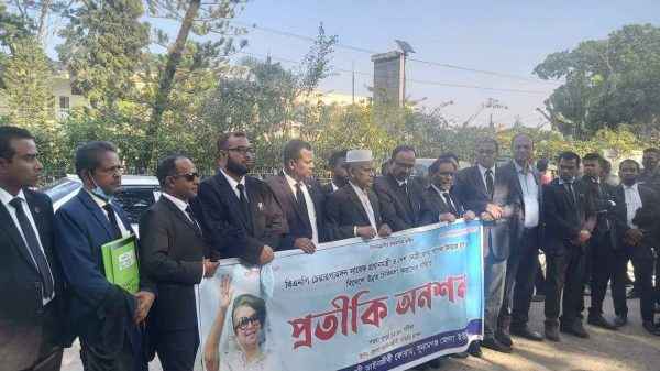 খালেদা জিয়ার বিদেশে চিকিৎসার দাবিতে সুনামগঞ্জ আদালত প্রাঙ্গণে প্রতীকী অনশন - Sunamganj Journal