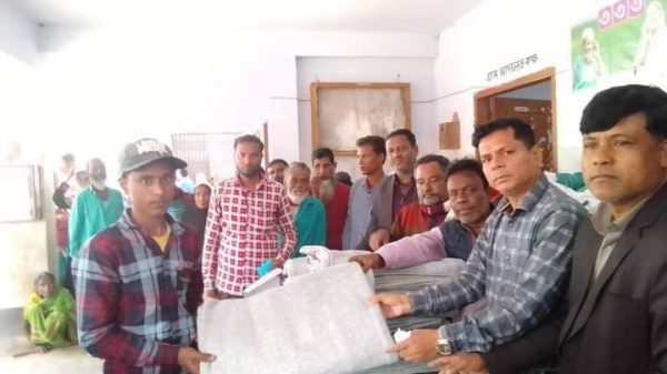 বোগলাবাজার  ইউনিয়নে শীতার্তদের মাঝে কম্বল বিতরণ - Sunamganj Journal