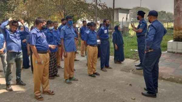 দোয়ারাবাজারে গ্রাম পুলিশের সাপ্তাহিক প্যারেড প্রশিক্ষণ - Sunamganj Journal