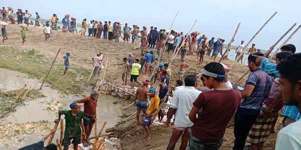 বাঁধ রক্ষায় হাজারো মানুষের প্রাণপণ চেষ্টা - Sunamganj Journal