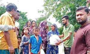 দোয়ারাবাজারে বন্যায় কবলিত মানুষের মধ্যে ত্রাণ সামগ্রী বিতরণ - Sunamganj Journal
