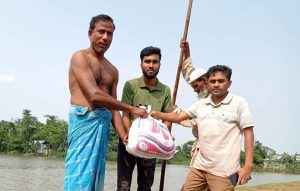 দোয়ারাবাজারে বন্যায় কবলিত মানুষের মধ্যে ত্রাণ সামগ্রী বিতরণ - Sunamganj Journal