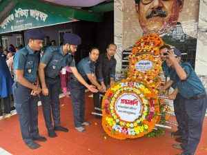 জাতীয় শোক দিবস পালন উপলক্ষে জাতির পিতা বঙ্গবন্ধু শেখ মুজিবুর রহমানের প্রতিকৃতিতে পুষ্পস্তবক অর্পণ - Sunamganj Journal