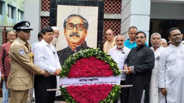 জাতীয় শোক দিবস পালন উপলক্ষে জাতির পিতা বঙ্গবন্ধু শেখ মুজিবুর রহমানের প্রতিকৃতিতে পুষ্পস্তবক অর্পণ - Sunamganj Journal