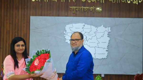 এডিসি শাকিলা রহমানকে বরণ করলেন ডিসি মিনহাজুর রহমান - Sunamganj Journal