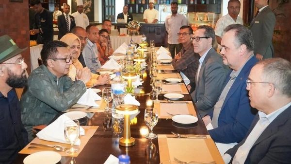 সিলেটে যুক্তরাষ্ট্রের রাষ্ট্রদূতের সঙ্গে বাণিজ্যমন্ত্রীর বৈঠক - Sunamganj Journal