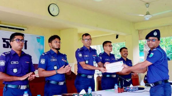 সফল তদন্তে বিশেষ স্বীকৃতি পেলেন এসআই শিপু কুমার দাস - Sunamganj Journal