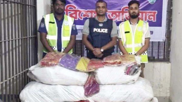 খেলা দেখার আড়ালে চোরাচালান, সুনামগঞ্জে ৫০ লাখ টাকার কাতান শাড়ি জব্দ - Sunamganj Journal