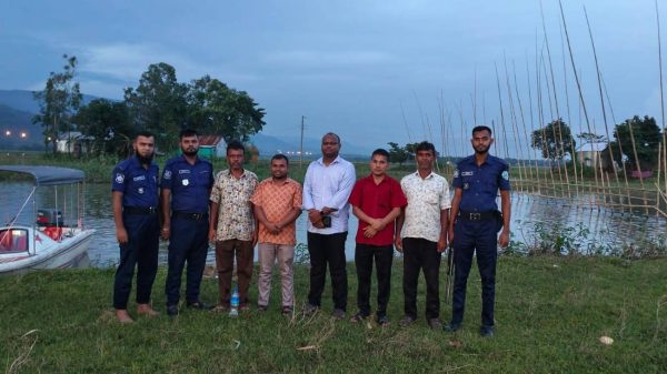 তাহিরপুরে হাওরে বর্জ্য ফেলায় জরিমানা, অবৈধ বালু উত্তোলনে ব্যবহৃত ৮ নৌকা ধ্বংস - Sunamganj Journal