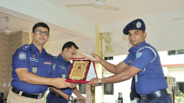 মাদক চোরাচালান উদ্ধারকারী এসআই অভিজিৎ ভৌমিক, পেলেন বিশেষ সম্মাননা - Sunamganj Journal